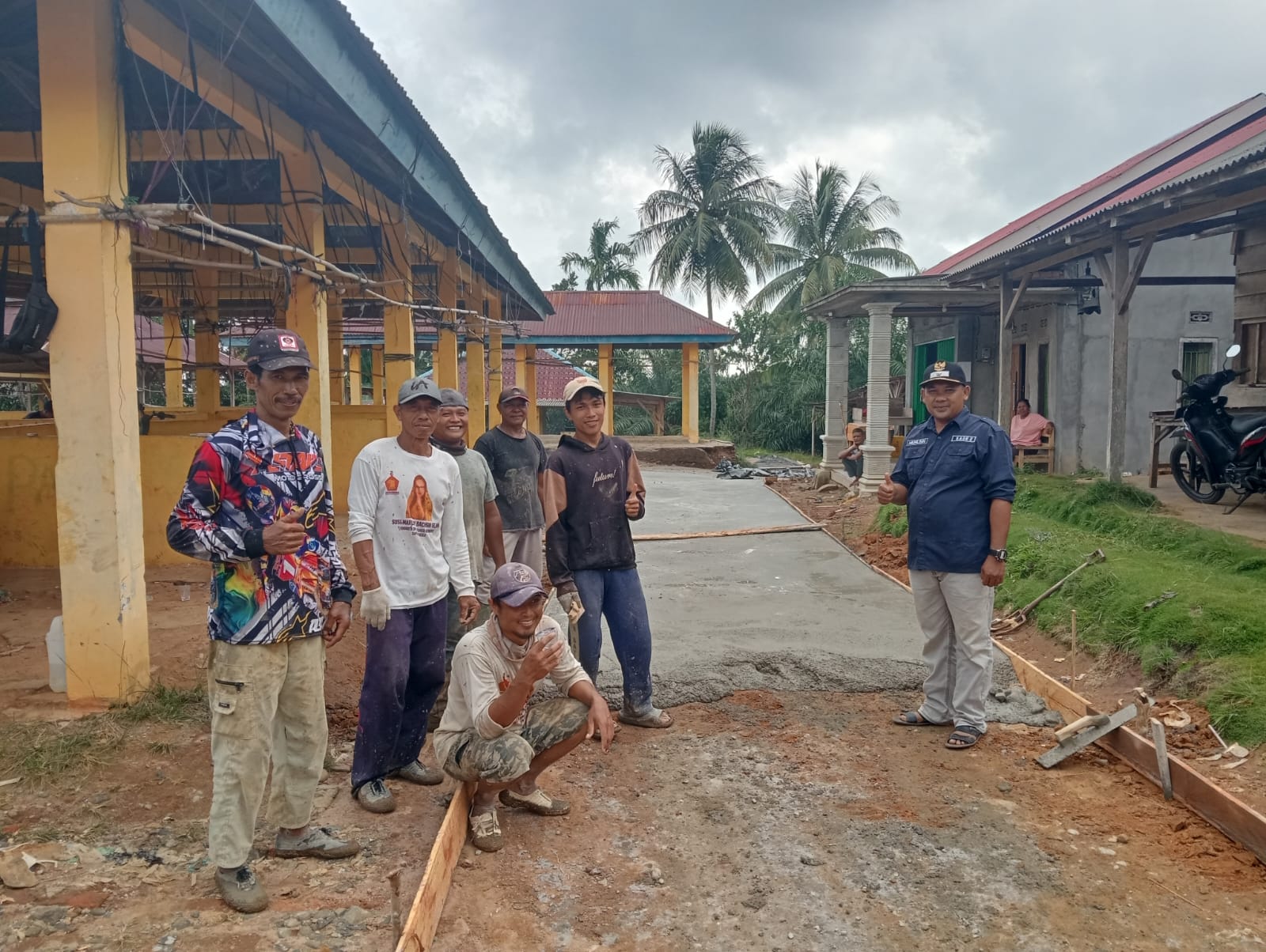 Desa Suka jaya melaksanakan Pembangunan Jalan Rabat Beton Lingkungan Desa.