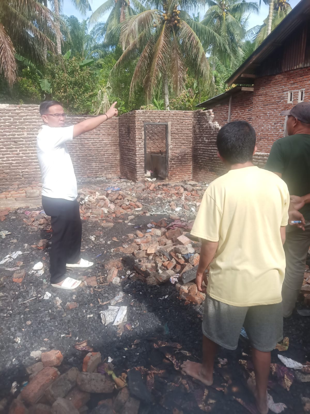 ‎WAKIL KETUA II DPRD KAUR TURUN KE LOKASI KEBAKARAN.