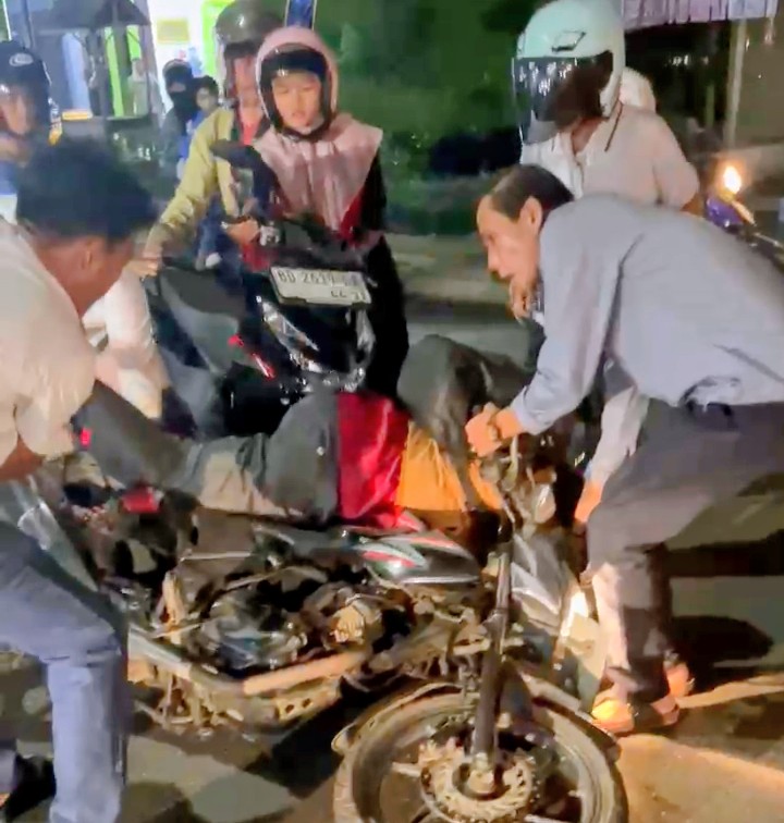 Hati Peka, Tanggap Sigap: Bupati Kaur Bantu Korban Kecelakaan di Depan Indomaret Sukarame