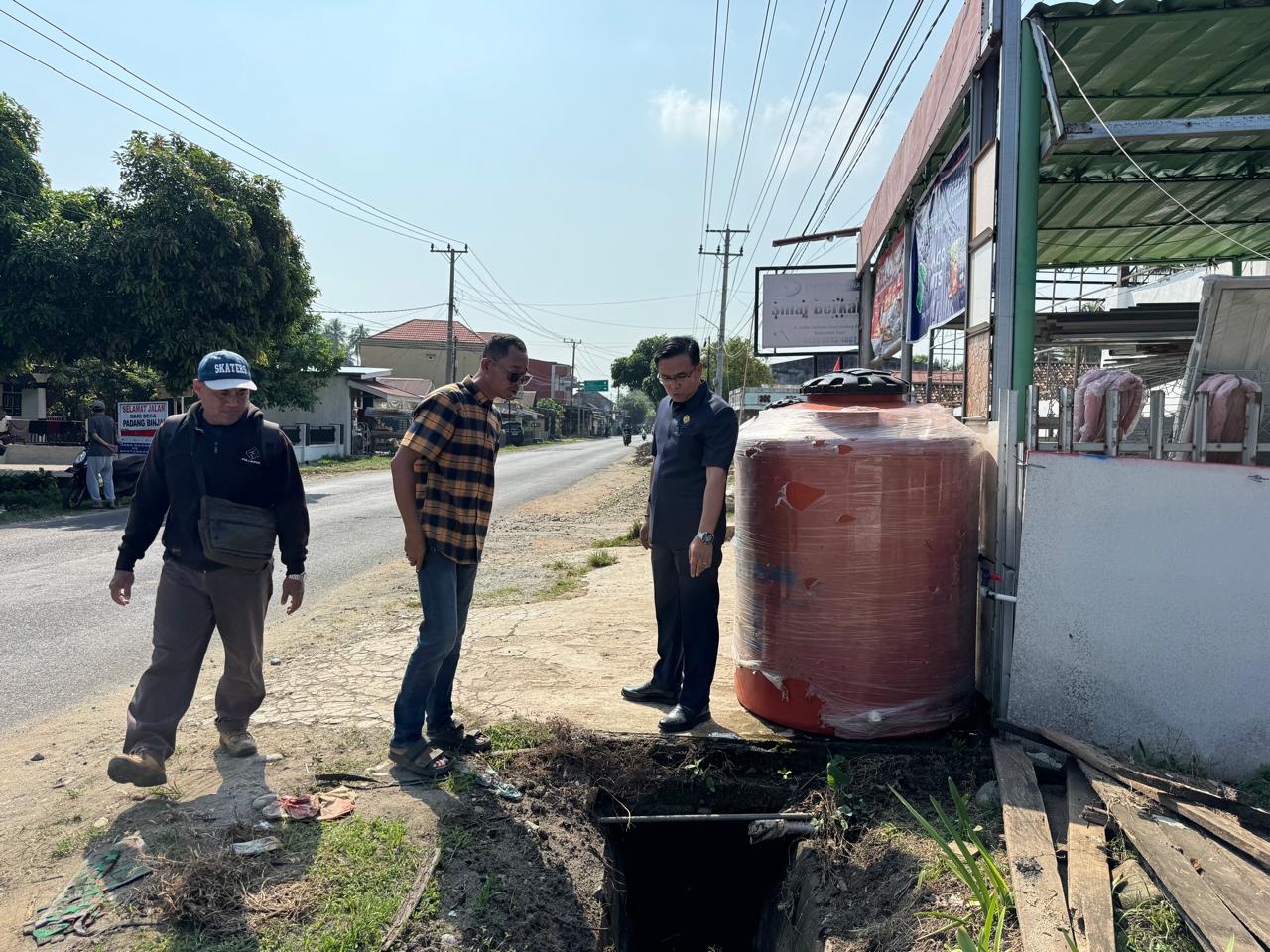 NORMALISASI DRAINASE JALAN NASIONAL PADANG BINJAI – KASUK BARU DIMULAI, WARGA HARAP BANJIR TERATASI