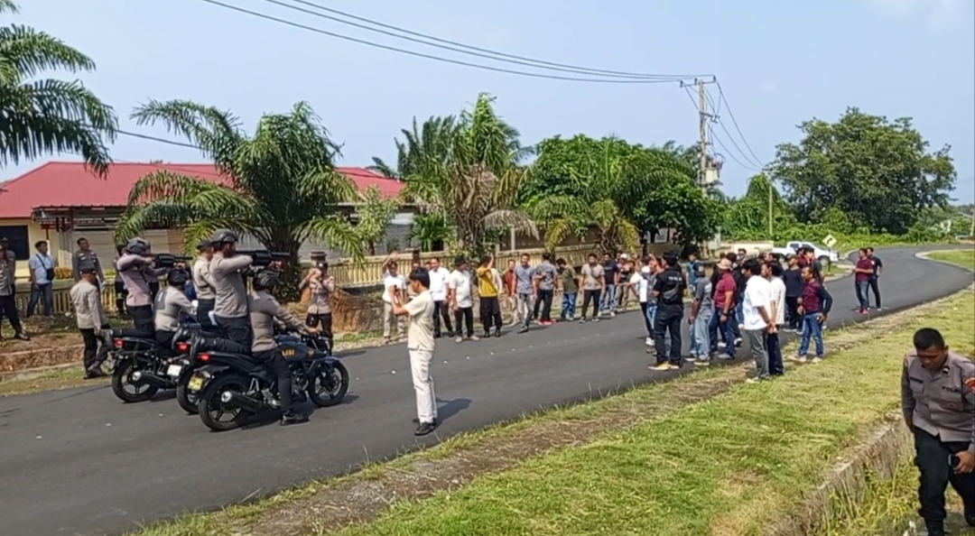 POLRES KAUR GELAR SIMULASI PENGAMANAN AKSI UNRAS, KAPOLRES TEKANKAN PENDEKATAN HUMANIS
