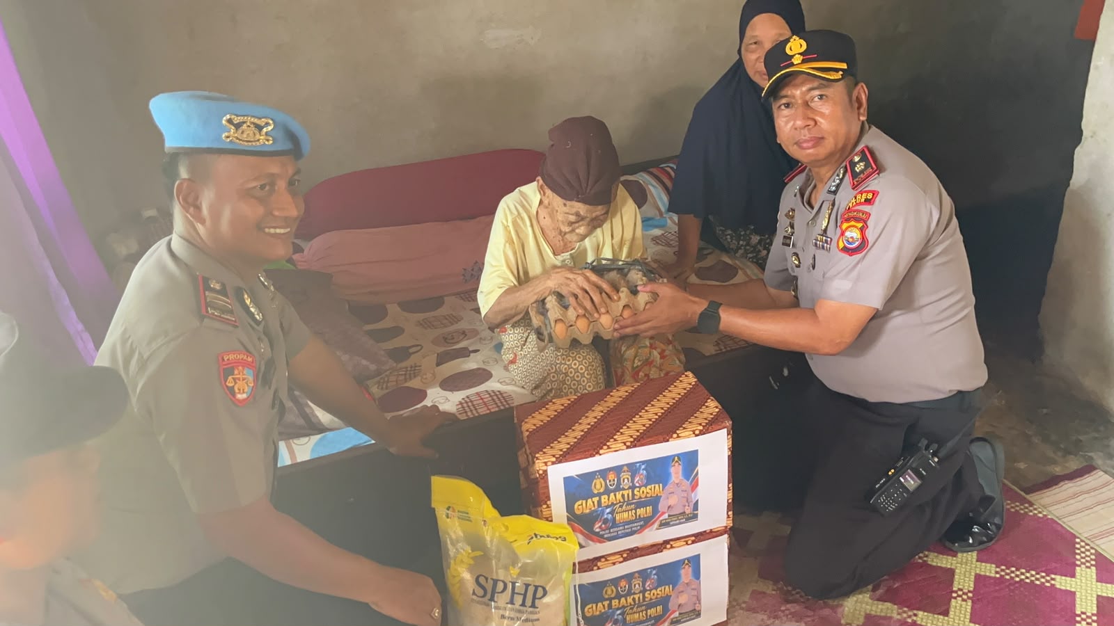 POLRES KAUR TEBAR KEBAIKAN SALURKAN SEMBAKO UNTUK WARGA KURANG MAMPU